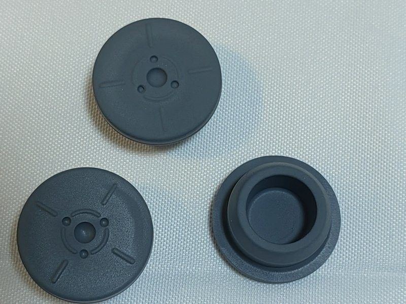 Cumplimiento de las normas GMP 13mm 20mm 23mm 28mm 32mm Tapón de caucho butílico redondo médico estéril para botella de infusión de vidrio